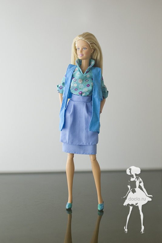 Фотография куклы барби в рубашке реглан, двухслойной юбке и безрукавке