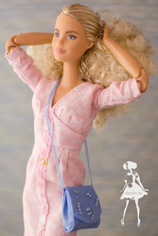 Фотография куклы барби вблизи в коротком платье с драпировкой, с сумкой