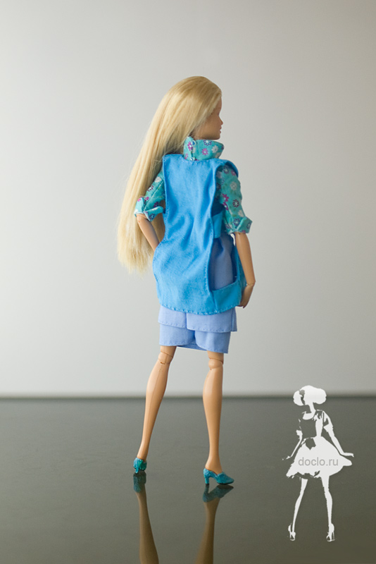 Кукла барби в рубашке реглан, двухслойной юбке и безрукавке, фотография вид сзади